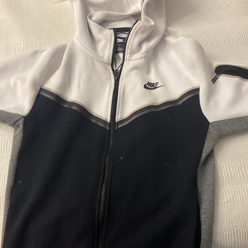 White/black Nike tech